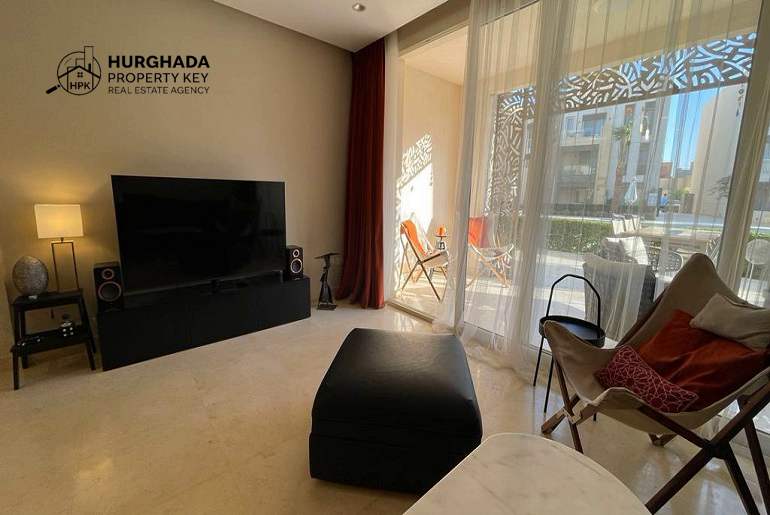 Роскошная меблированная квартира с 2 спальнями в Mangroovy, Эль-Гуна – вид на бассейн и частный сад